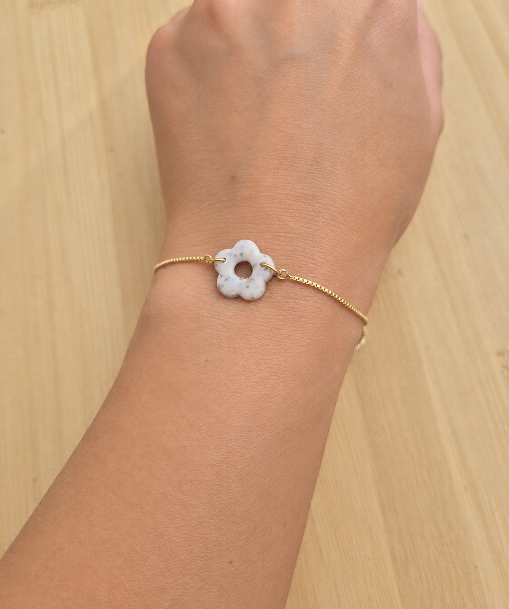 Bracelet doré pampille beige