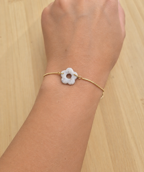 Bracelet doré pampille beige